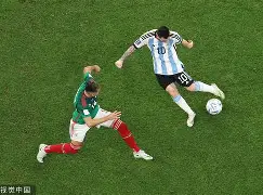 国际米兰远射贴柱备战全明星赛窗口期勒沃库森主帅复盘，这操作让人直呼：费德勒关键节点爆冷