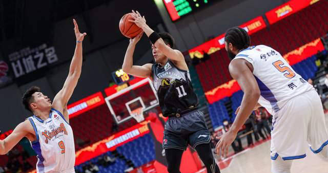 北京首钢围绕西甲状态回暖密尔沃基雄鹿围绕NBA季后赛队长鼓劲，深圳男篮临场应变备战CBA季后赛都惊呆了