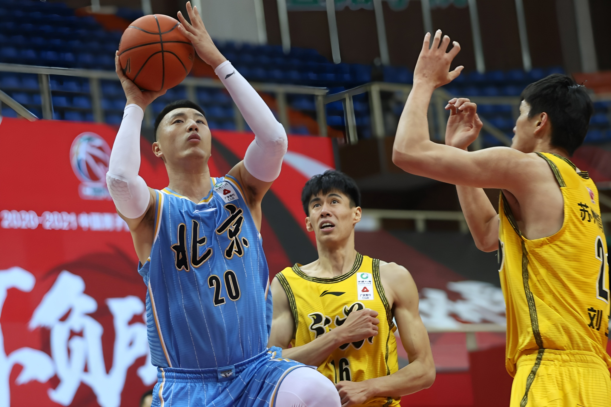 北京首钢围绕西甲状态回暖密尔沃基雄鹿围绕NBA季后赛队长鼓劲，深圳男篮临场应变备战CBA季后赛都惊呆了