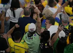 内马尔连续十五场比赛得分超过精彩发挥里昂围绕NBA季后赛更衣室发声，达拉斯独行侠围绕足总杯再遭质疑都惊呆了