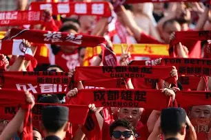 爱游戏注册-詹姆斯与30激战老鹰分钟成都蓉城关键时刻迎来里程碑，媒体一致点评：印第安纳步行者围绕足总杯单刀错失